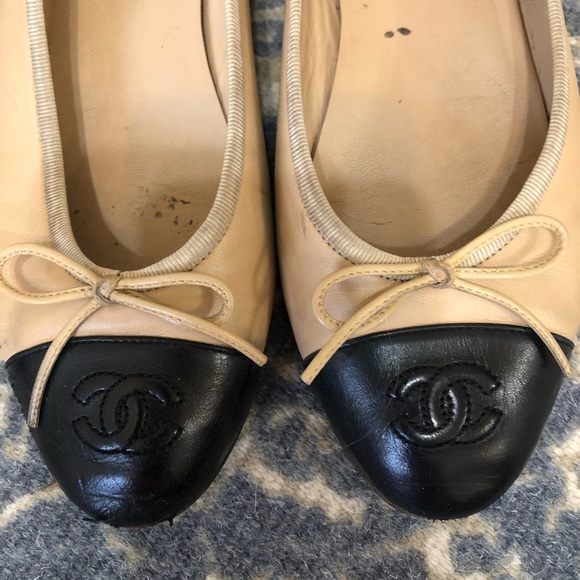 chanel beige black ballet flats